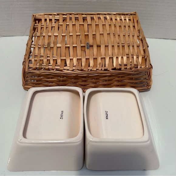 WICKER BASKET DIVIDED SERVING TRAY W/ HANDLES & TWO CERAMIC DISHES HARVEST DECOR - Picture 3 of 4